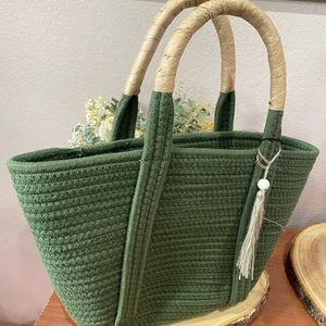 New with tag woven tote bag.